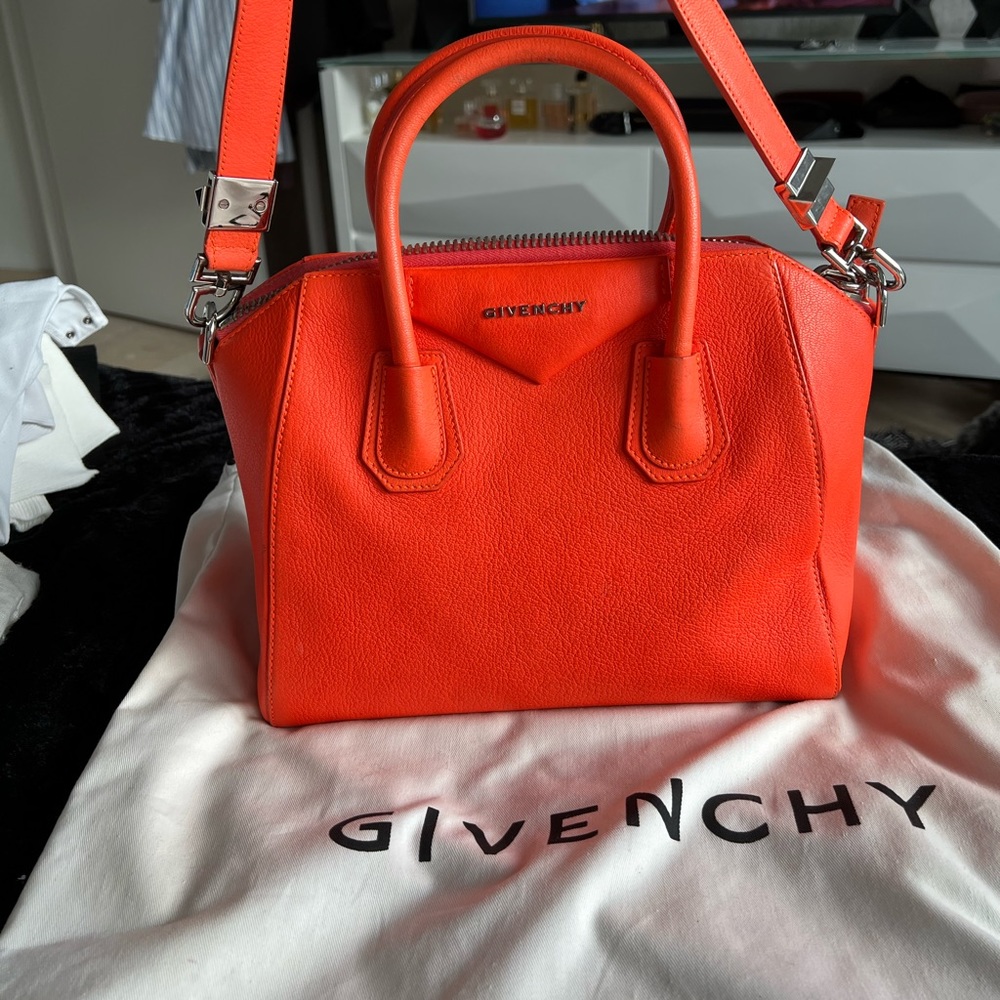 Small Fluorescent Orange Antigona Leather Handbag